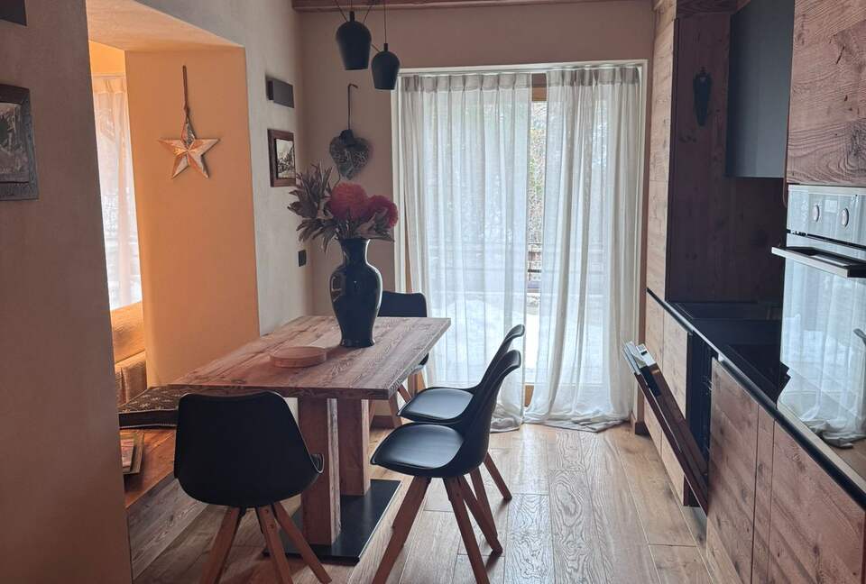 Warm Wood-Clad Apartment in the Heart of Courmayeur - Courmayeur, Italy