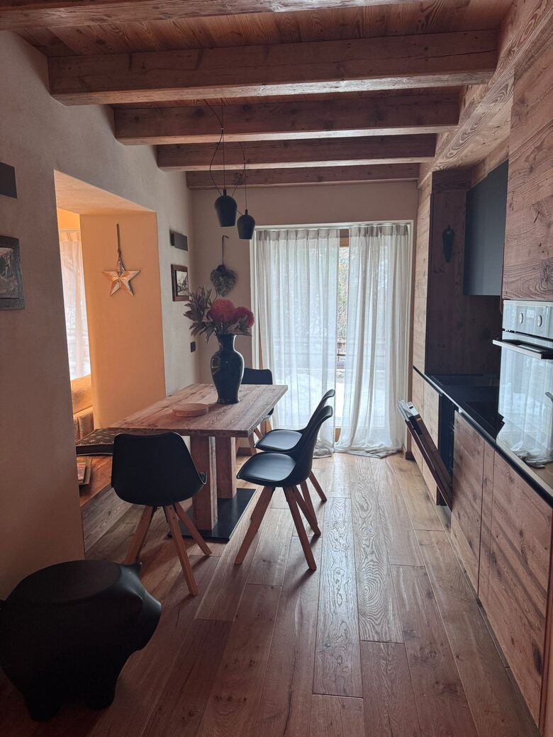 Warm Wood-Clad Apartment in the Heart of Courmayeur - Courmayeur, Italy