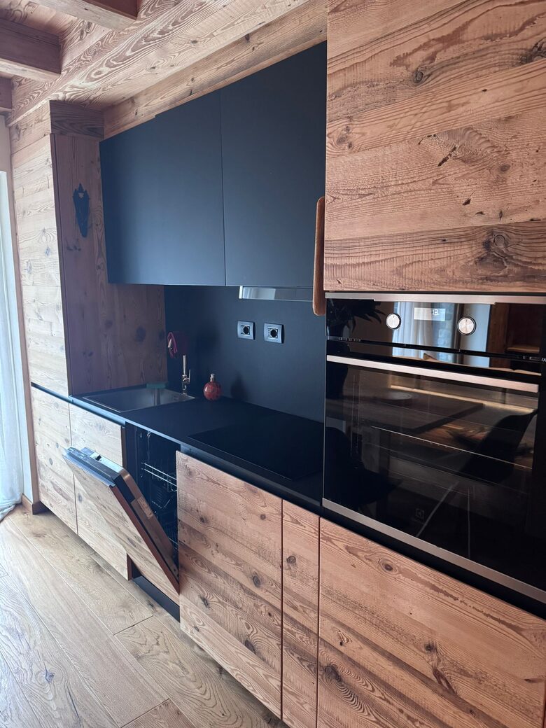 Warm Wood-Clad Apartment in the Heart of Courmayeur - Courmayeur, Italy