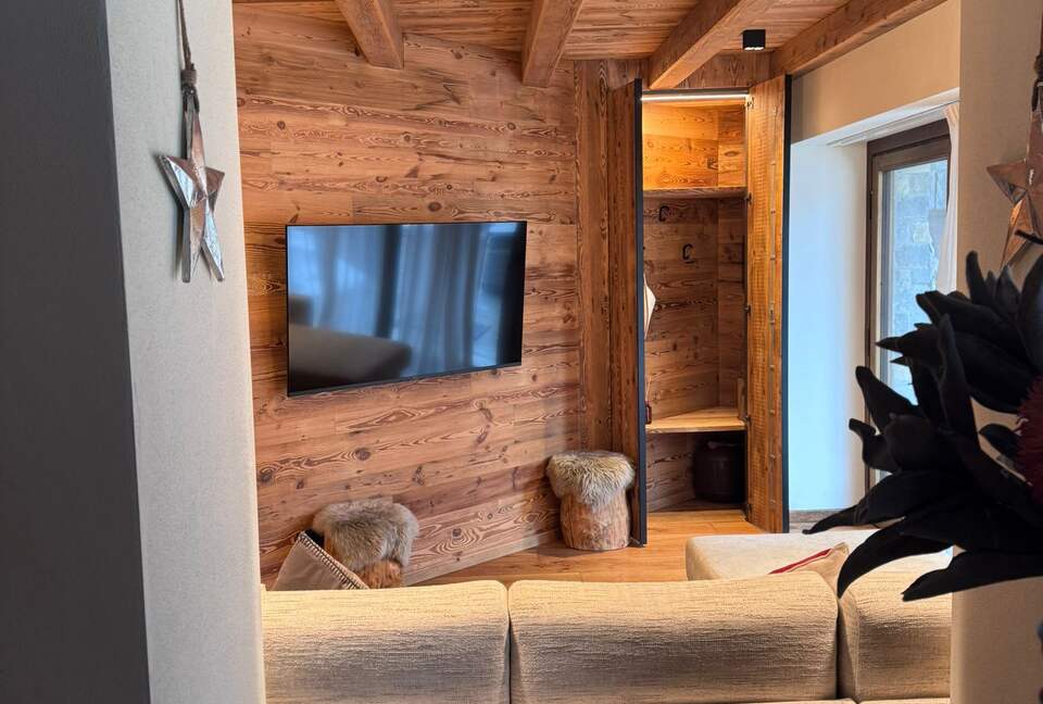 Warm Wood-Clad Apartment in the Heart of Courmayeur - Courmayeur, Italy
