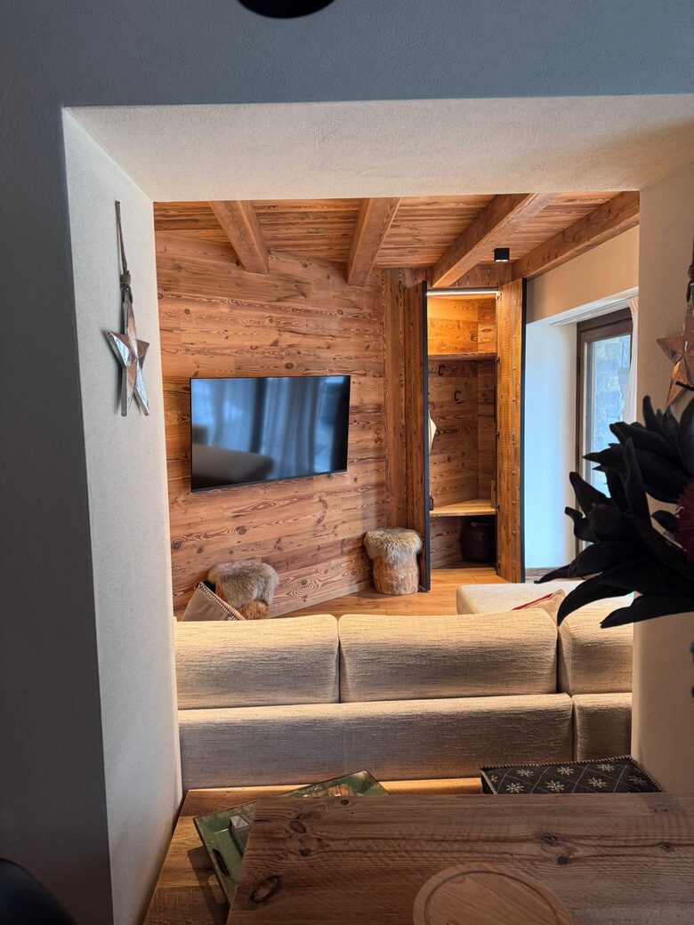 Warm Wood-Clad Apartment in the Heart of Courmayeur - Courmayeur, Italy