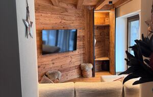 Warm Wood-Clad Apartment in the Heart of Courmayeur - Courmayeur, Italy