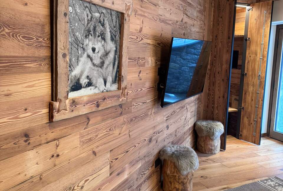 Warm Wood-Clad Apartment in the Heart of Courmayeur - Courmayeur, Italy