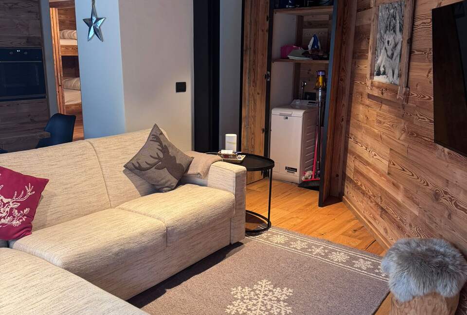 Warm Wood-Clad Apartment in the Heart of Courmayeur - Courmayeur, Italy