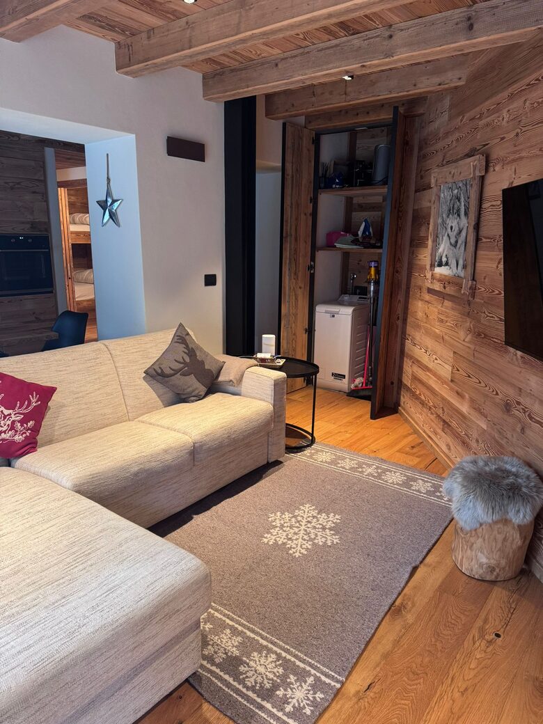 Warm Wood-Clad Apartment in the Heart of Courmayeur - Courmayeur, Italy
