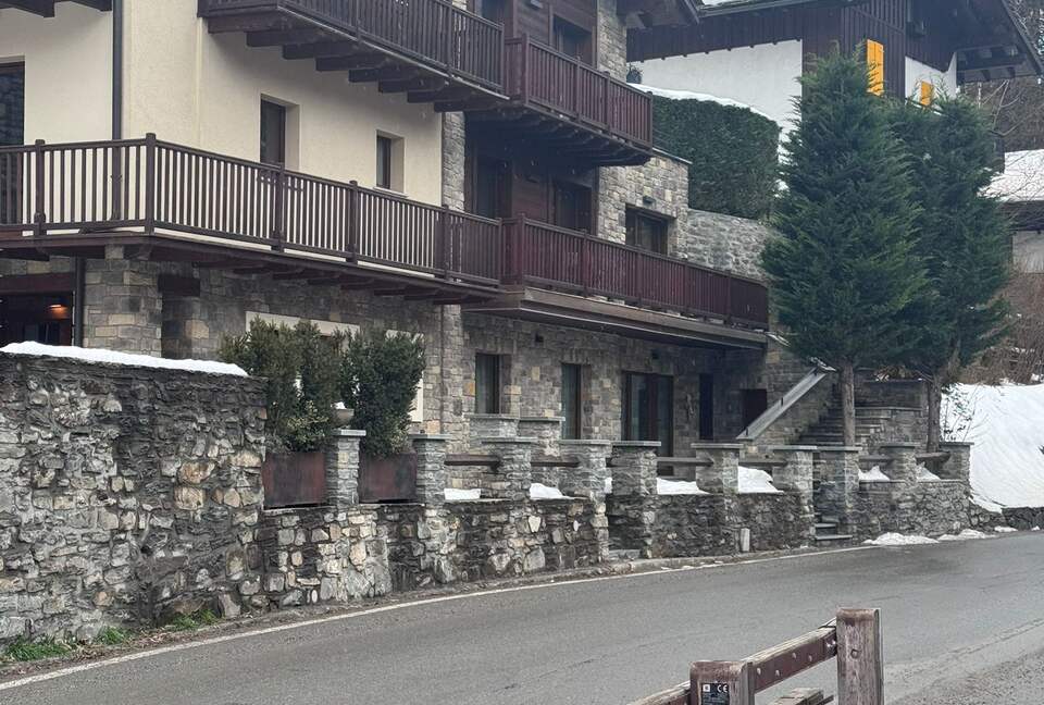 Warm Wood-Clad Apartment in the Heart of Courmayeur - Courmayeur, Italy