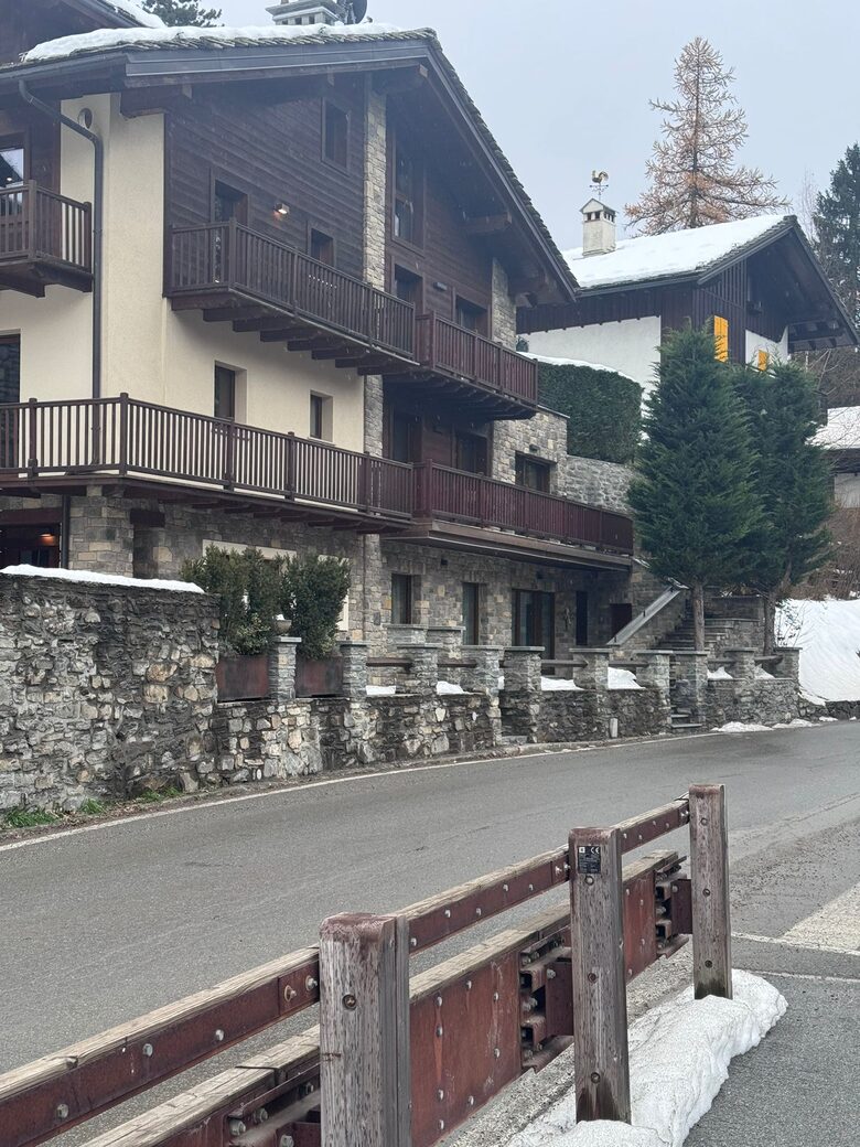 Warm Wood-Clad Apartment in the Heart of Courmayeur - Courmayeur, Italy
