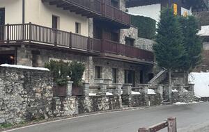 Warm Wood-Clad Apartment in the Heart of Courmayeur - Courmayeur, Italy