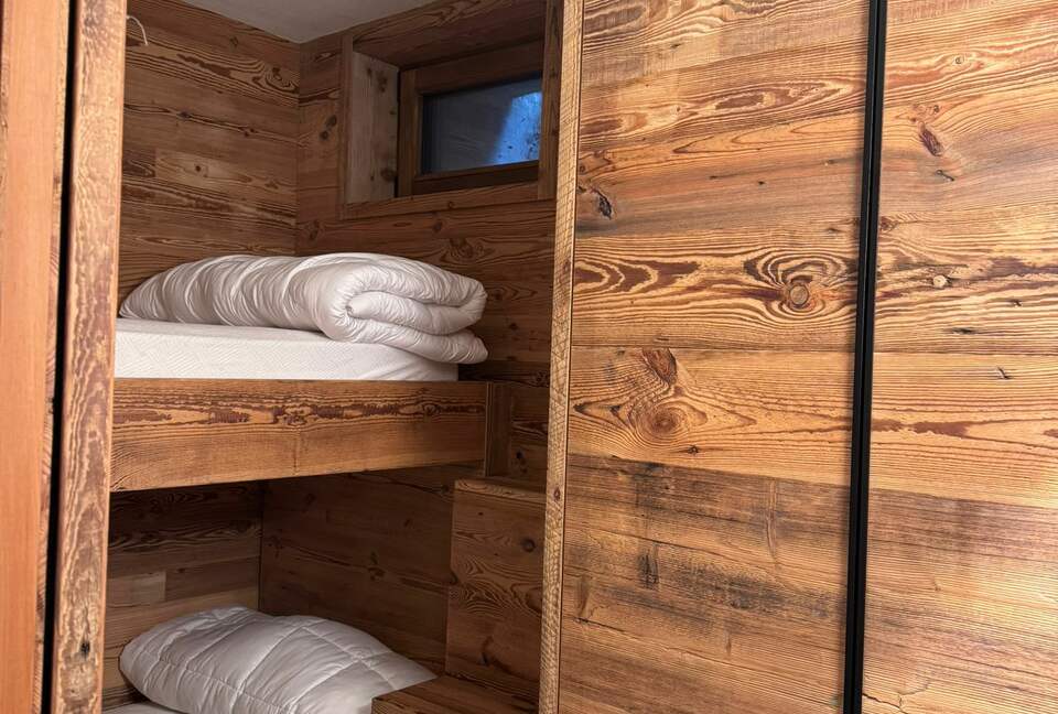 Warm Wood-Clad Apartment in the Heart of Courmayeur - Courmayeur, Italy