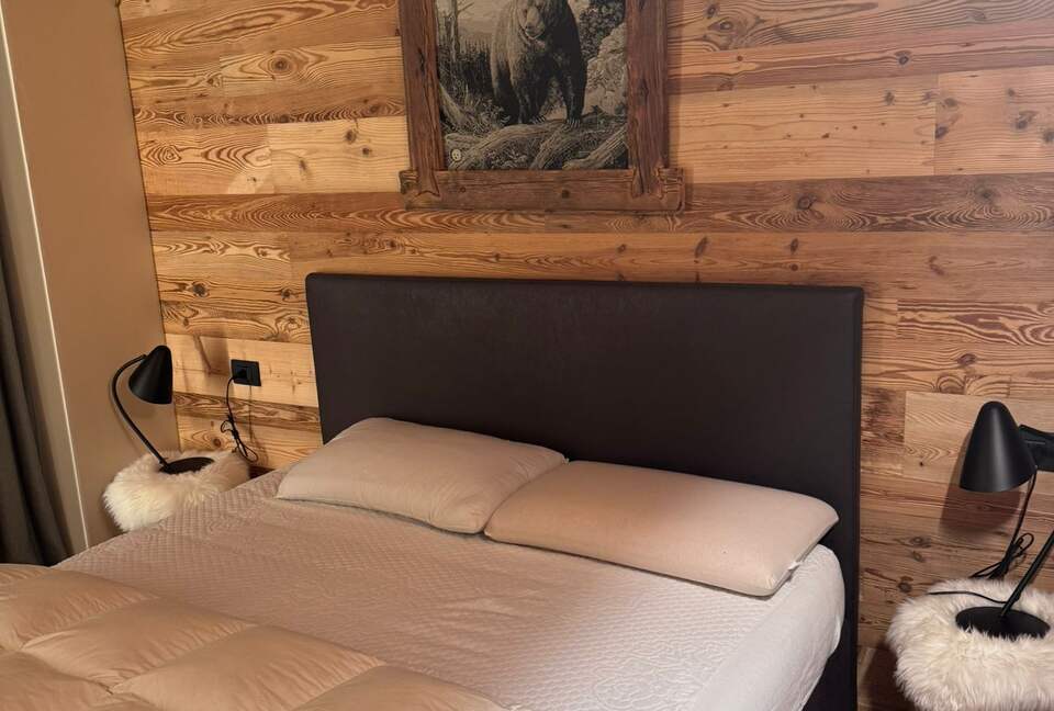 Warm Wood-Clad Apartment in the Heart of Courmayeur - Courmayeur, Italy