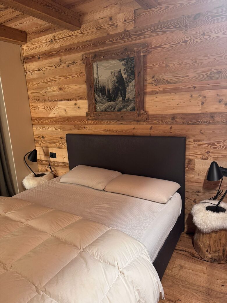 Warm Wood-Clad Apartment in the Heart of Courmayeur - Courmayeur, Italy