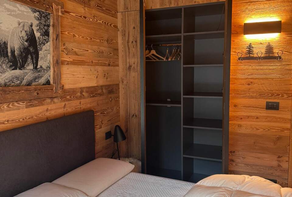 Warm Wood-Clad Apartment in the Heart of Courmayeur - Courmayeur, Italy