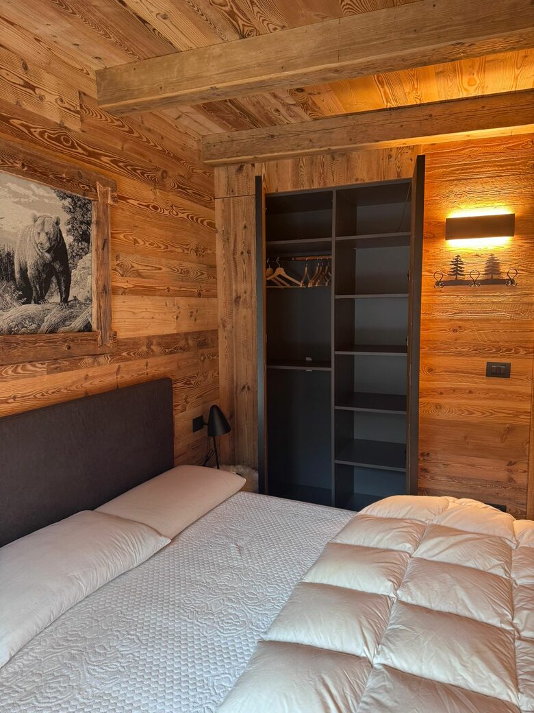Warm Wood-Clad Apartment in the Heart of Courmayeur - Courmayeur, Italy