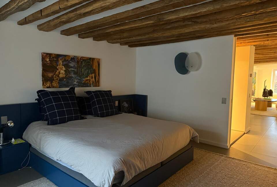 Elegant Seine-Side Loft in Historic Paris - Paris, France