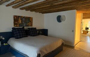 Elegant Seine-Side Loft in Historic Paris - Paris, France