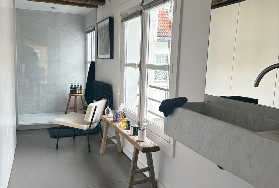 Elegant Seine-Side Loft in Historic Paris - Paris, France