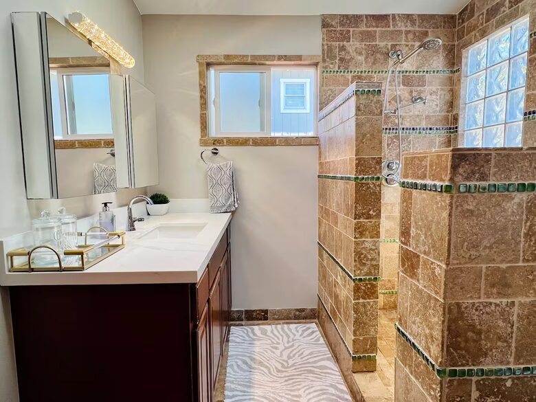 La Jolla Coastal Retreat Near Windansea Beach - La Jolla, California