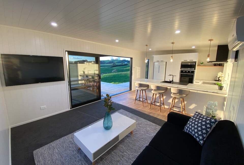 Black Magic – A Stylish, Private Escape with Wide Rural Views - Mauku, New Zealand