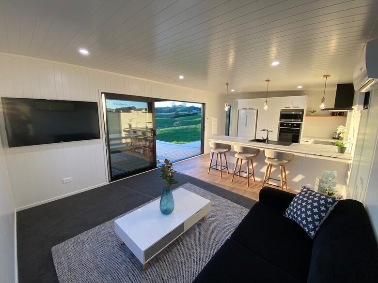 Black Magic – A Stylish, Private Escape with Wide Rural Views - Mauku, New Zealand