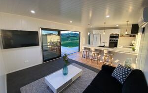 Black Magic – A Stylish, Private Escape with Wide Rural Views - Mauku, New Zealand