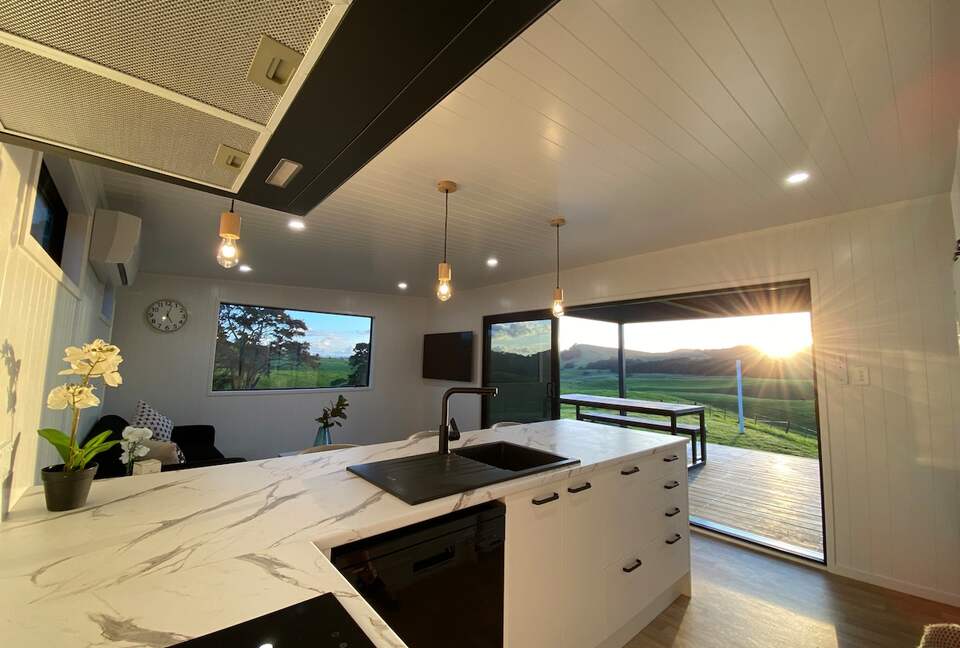 Black Magic – A Stylish, Private Escape with Wide Rural Views - Mauku, New Zealand