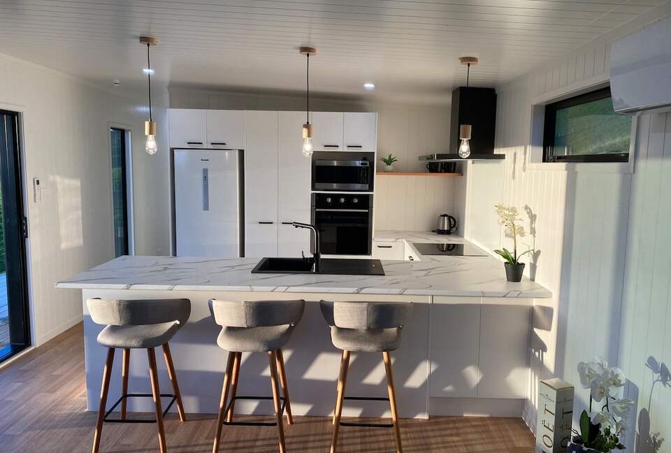 Black Magic – A Stylish, Private Escape with Wide Rural Views - Mauku, New Zealand