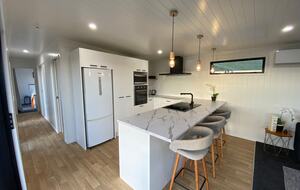 Black Magic – A Stylish, Private Escape with Wide Rural Views - Mauku, New Zealand