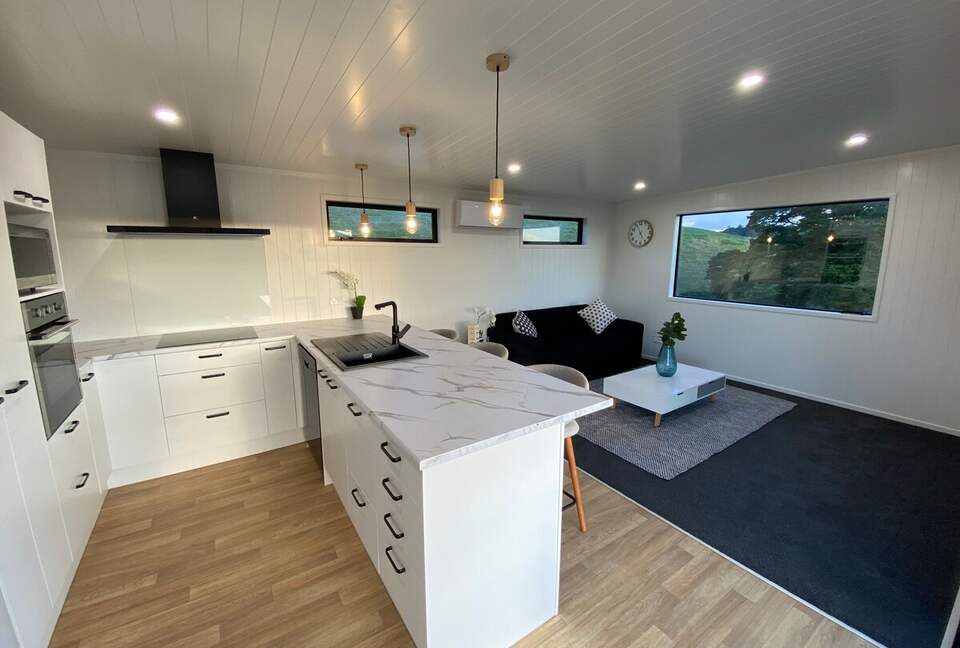 Black Magic – A Stylish, Private Escape with Wide Rural Views - Mauku, New Zealand