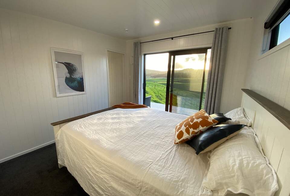 Black Magic – A Stylish, Private Escape with Wide Rural Views - Mauku, New Zealand