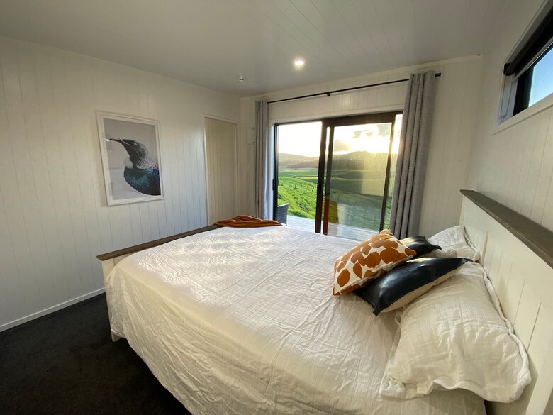 Black Magic – A Stylish, Private Escape with Wide Rural Views - Mauku, New Zealand
