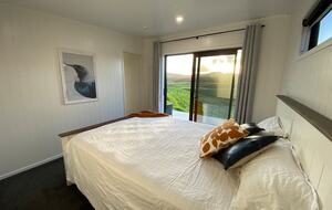 Black Magic – A Stylish, Private Escape with Wide Rural Views - Mauku, New Zealand