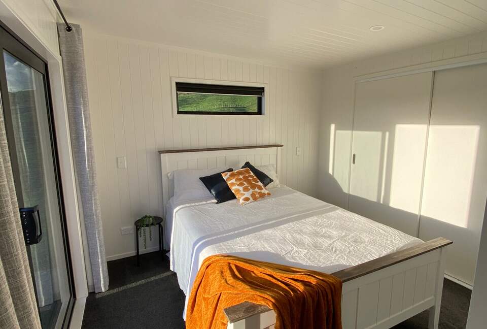 Black Magic – A Stylish, Private Escape with Wide Rural Views - Mauku, New Zealand