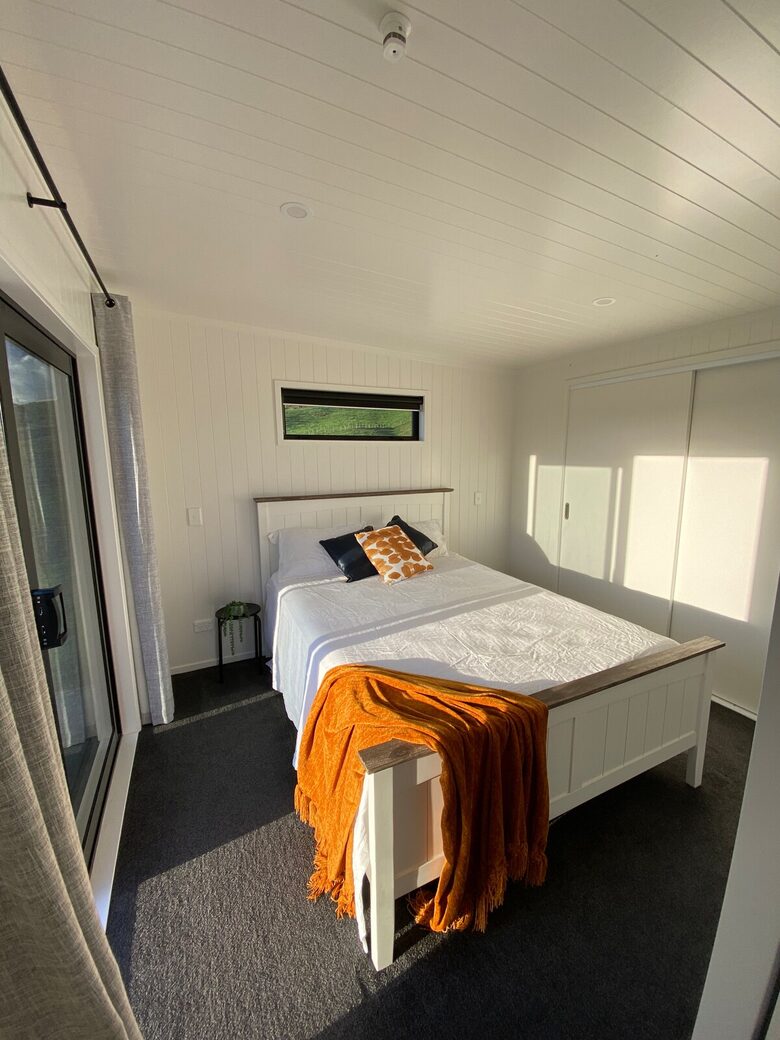 Black Magic – A Stylish, Private Escape with Wide Rural Views - Mauku, New Zealand