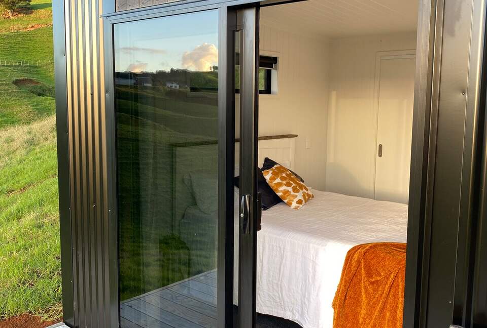 Black Magic – A Stylish, Private Escape with Wide Rural Views - Mauku, New Zealand