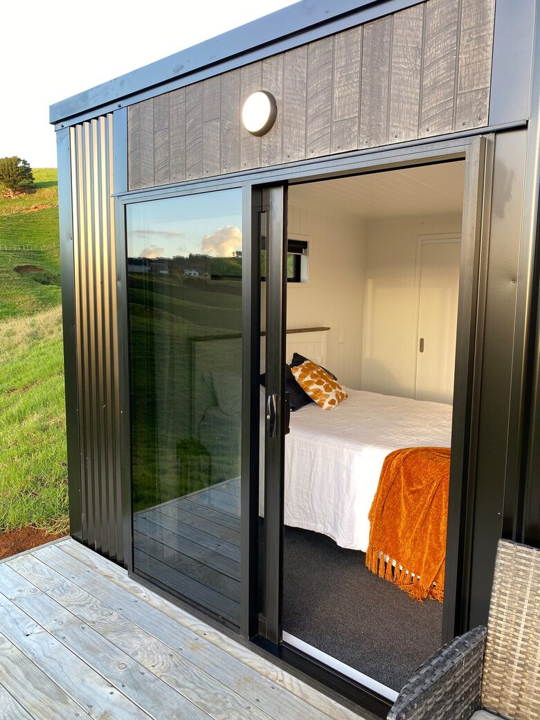 Black Magic – A Stylish, Private Escape with Wide Rural Views - Mauku, New Zealand