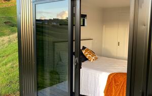 Black Magic – A Stylish, Private Escape with Wide Rural Views - Mauku, New Zealand