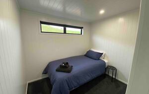 Black Magic – A Stylish, Private Escape with Wide Rural Views - Mauku, New Zealand