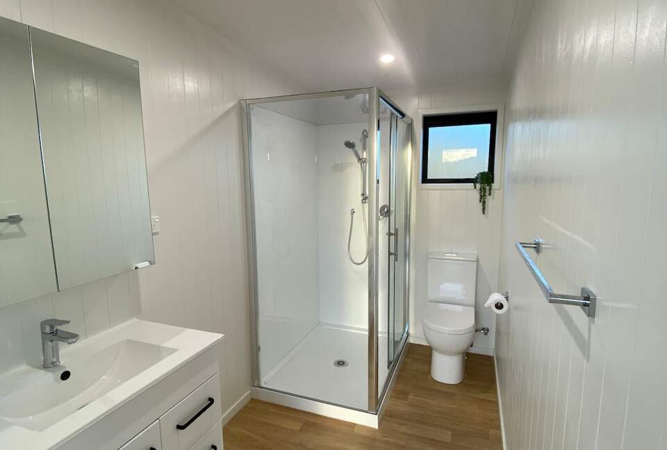 Black Magic – A Stylish, Private Escape with Wide Rural Views - Mauku, New Zealand