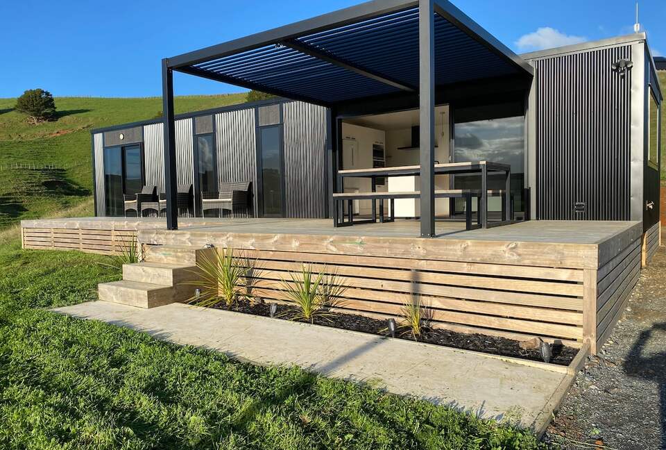 Black Magic – A Stylish, Private Escape with Wide Rural Views - Mauku, New Zealand