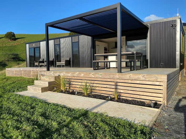 Black Magic – A Stylish, Private Escape with Wide Rural Views - Mauku, New Zealand