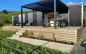Black Magic – A Stylish, Private Escape with Wide Rural Views - Mauku, New Zealand
