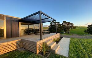 Black Magic – A Stylish, Private Escape with Wide Rural Views - Mauku, New Zealand