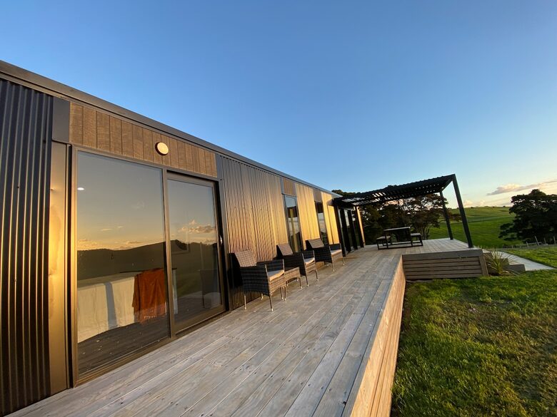 Black Magic – A Stylish, Private Escape with Wide Rural Views - Mauku, New Zealand