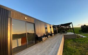Black Magic – A Stylish, Private Escape with Wide Rural Views - Mauku, New Zealand