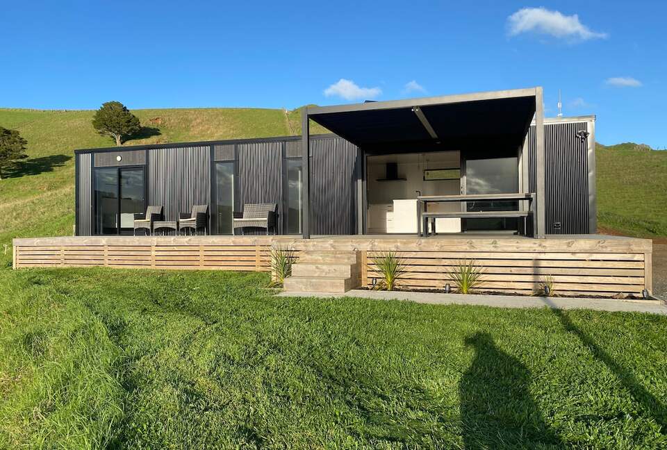 Black Magic – A Stylish, Private Escape with Wide Rural Views - Mauku, New Zealand
