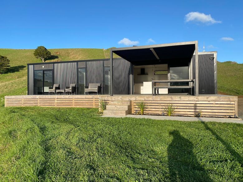Black Magic – A Stylish, Private Escape with Wide Rural Views - Mauku, New Zealand