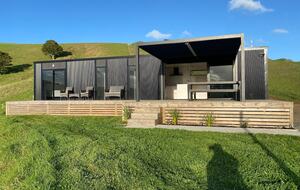 Black Magic – A Stylish, Private Escape with Wide Rural Views - Mauku, New Zealand