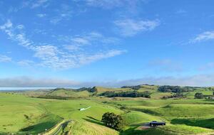 Black Magic – A Stylish, Private Escape with Wide Rural Views - Mauku, New Zealand