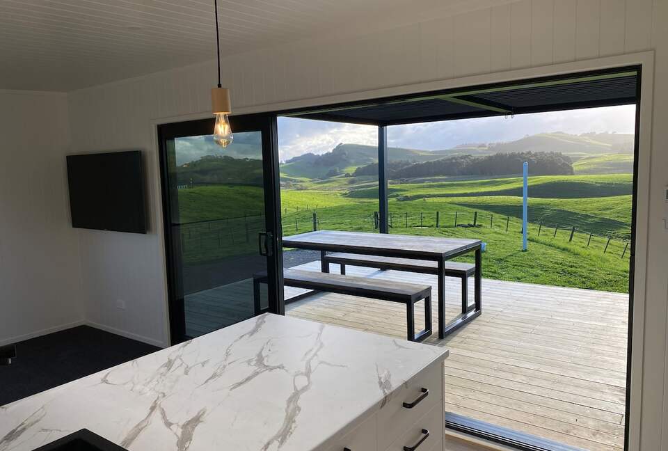 Black Magic – A Stylish, Private Escape with Wide Rural Views - Mauku, New Zealand