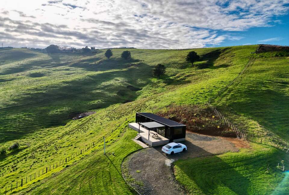 Black Magic – A Stylish, Private Escape with Wide Rural Views - Mauku, New Zealand